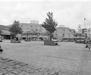 880059 Gezicht over het plein Vredenburg te Utrecht, op het nieuwe Muziekcentrum Vredenburg, dat vrijwel voltooid is.